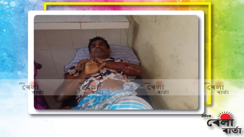 নারিকেলি কুমার পাড়া গ্রামের, মানিকের দোকান ও পাশের বাড়িঘরে হামলা করে একদল