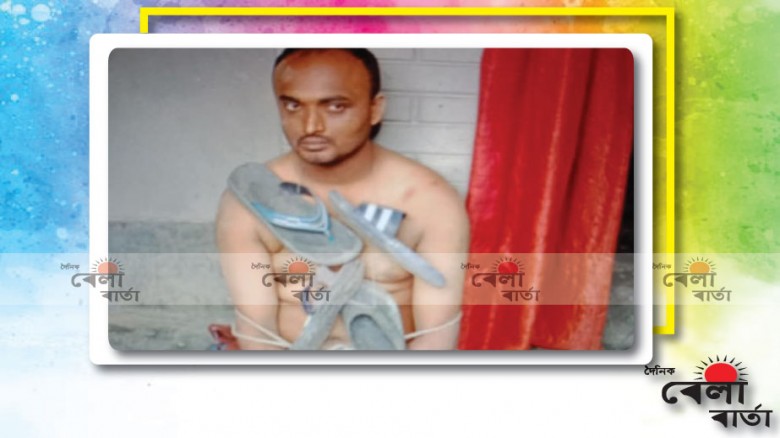 নওগাঁর মান্দায় পরকীয়ার জেরে বিজিবি সদস্যকে আটক পূর্বক গণধোলাই ও গলায় জুতার মালা